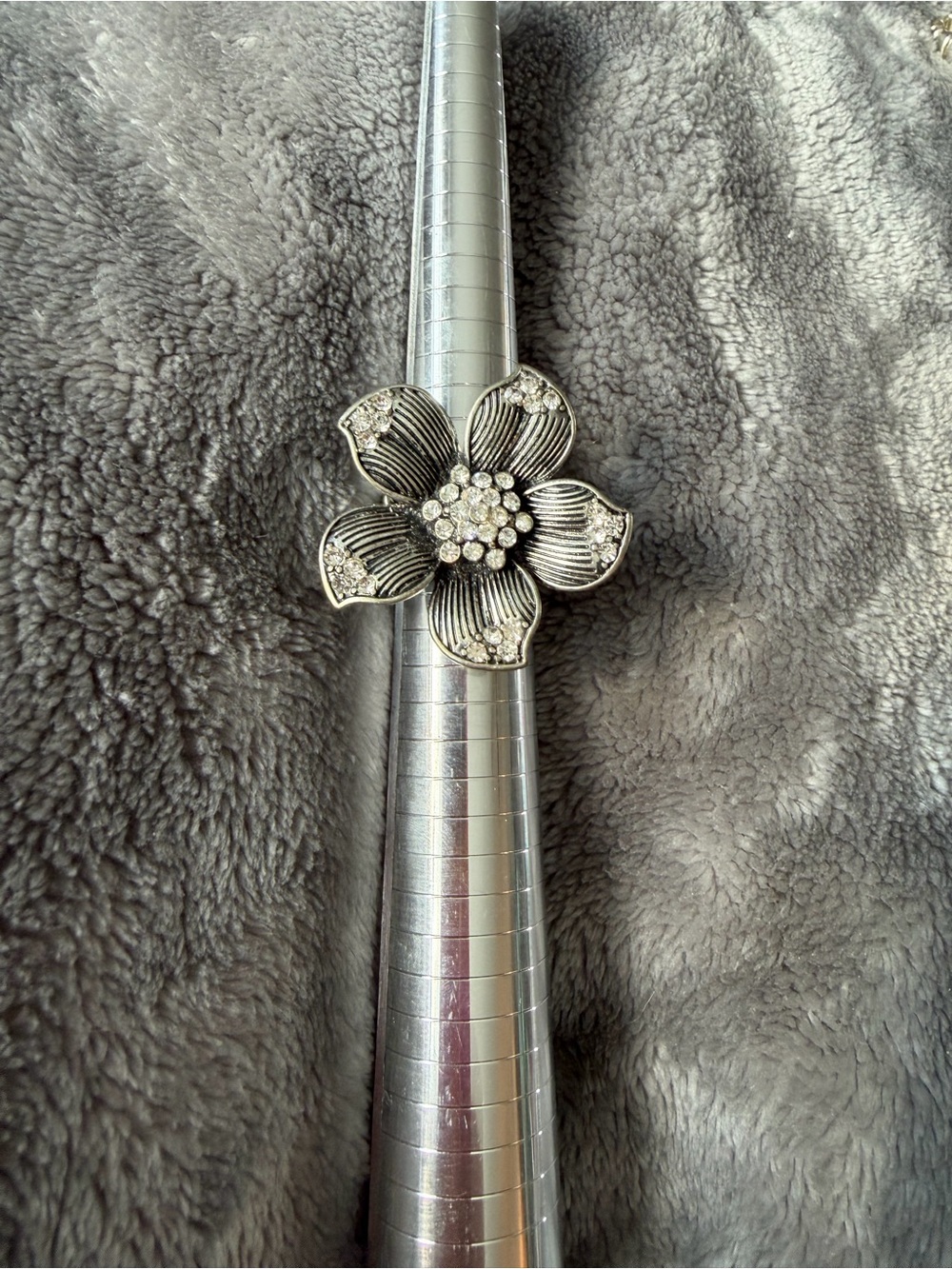 Silver Tone Stretch Band Floral Crystal Accent Ring